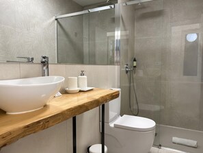 Shower, hair dryer, towels, soap - Madrid Experience - 3-Bedroom Apartment in the City Center (Madrid)