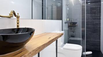 Douche, sĂšche-cheveux, serviettes fournies, savon