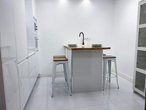 Kühlschrank, Mikrowelle, Ofen, Geschirrspüler