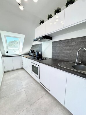 Kjøleskap, mikrobølgeovn, ovn og kokeplater