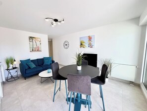 Dining - T2 contemporain - Balcon - Vue mer panoramique (Guidel)