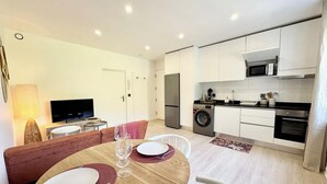 Eine moderne Wohnung mit Essbereich, Küche und Wohnzimmer.
