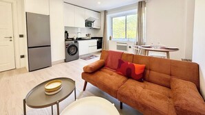 Eine moderne Wohnung mit Küche, Essbereich und Wohnzimmer.