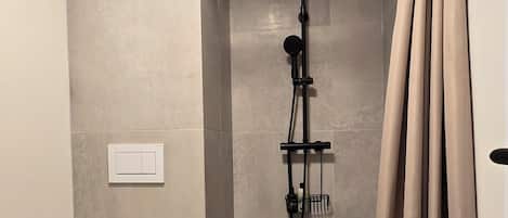 Douche, sĂšche-cheveux, serviettes fournies, savon