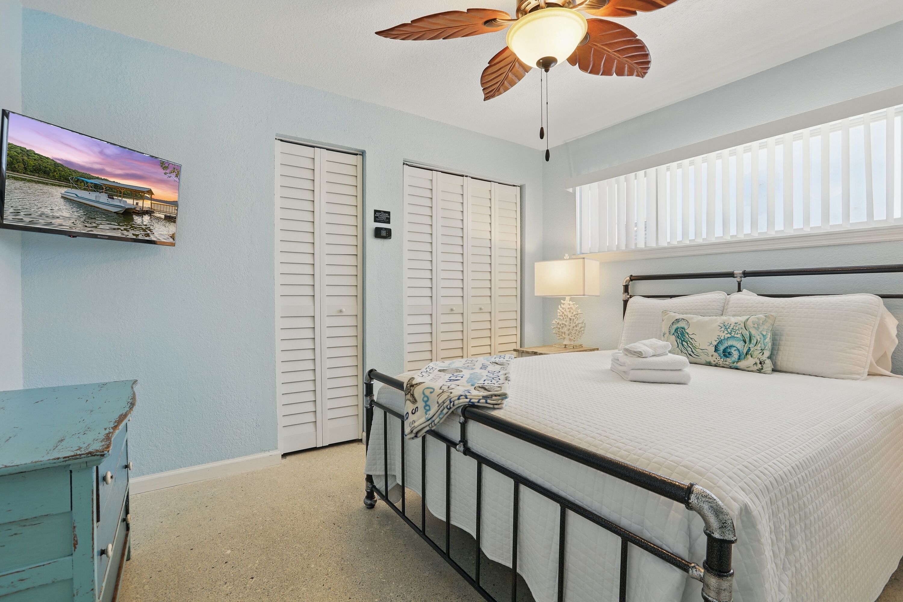 Iron/ironing board, bed sheets