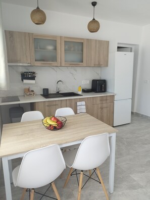 Fridge, coffee/tea maker, electric kettle, blender