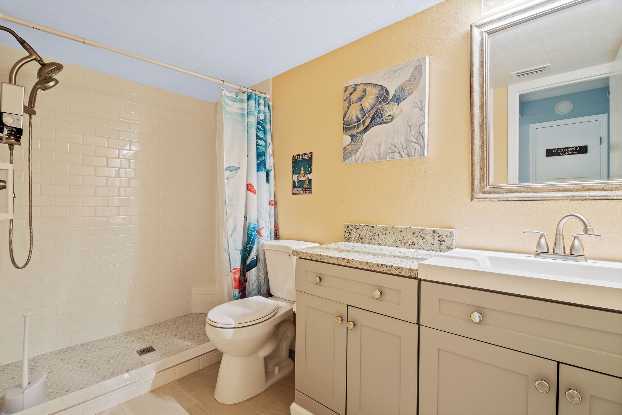 Ducha, secador de pelo, toallas y jabón