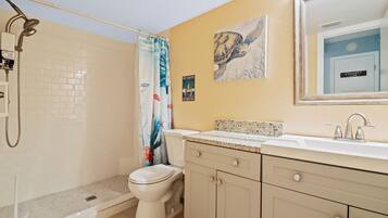 Ducha, secador de pelo, toallas y jabón