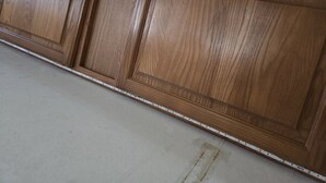 Un meuble en bois doté d’une poignée en métal et surmonté d’un mètre ruban.