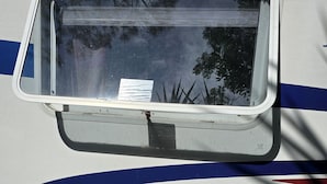 Un autobus doté d’une fenêtre et d’un motif à rayures bleues et rouges.