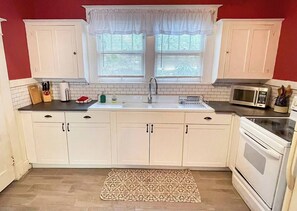 雪櫃、微波爐、焗爐、爐具