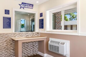 Lobby - Hollywood Motel (Avenel)