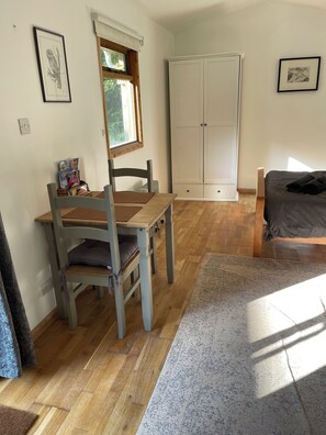 1 chambre, fer et planche à repasser, literie fournie