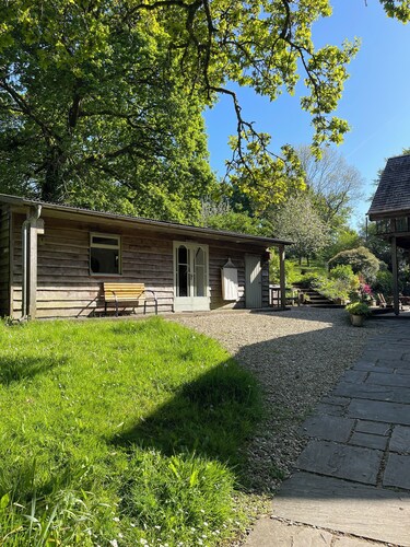 Delightful Self Contained Garden Cabin Near Totnes/Dartington. 1 Bed Sleeps 2