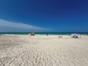 Sur la plage, chaise longue, serviettes de plage