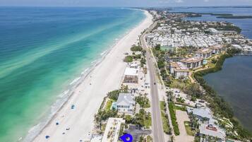 Aan het strand, ligstoelen aan het strand, strandlakens