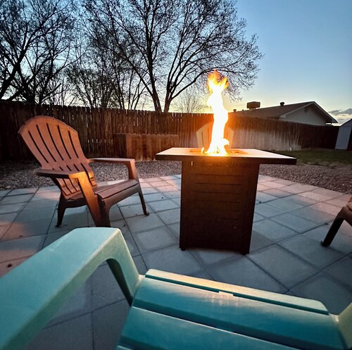 Spacious 4-bedroom, pet friendly, outdoor games, fire pit in charming Fruita
