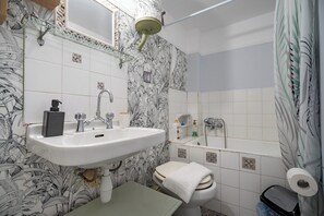 Haartrockner, Handtücher, Seife, Toilettenpapier