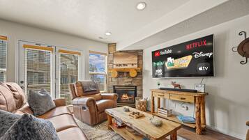 Smart TV, chimenea, futbolito y tenis de mesa