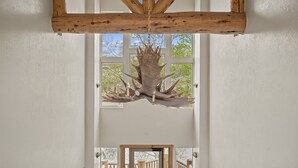 Eine Decke mit sichtbarer Holzträgerkonstruktion und einem großen Geweih, das daran hängt.