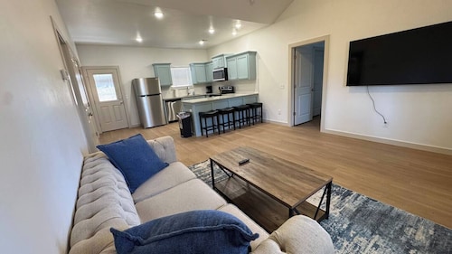 Charming 2-bedroom house with WiFi, AC in wonderful Chickasha