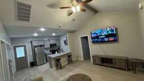 Private kitchen - Charming 2-bedroom house with WiFi, AC in wonderful Chickasha (Chickasha)