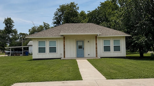 Charming 2-bedroom house with WiFi, AC in wonderful Chickasha
