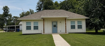 Charming 2-bedroom house with WiFi, AC in wonderful Chickasha