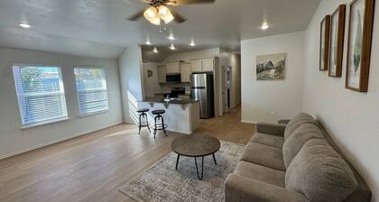 Charming 2-bedroom house with WiFi, AC in wonderful Chickasha