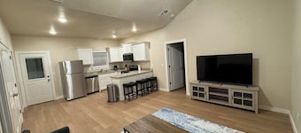 Charming 2-bedroom house with WiFi, AC in wonderful Chickasha