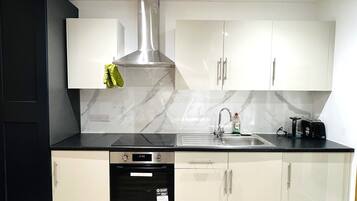 Een koelkast, een oven, een kookplaat, een waterkoker