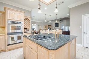 Mikrowelle, Ofen, Herdplatte, Geschirrspüler