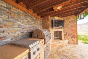Terrace/patio - Right at Home-Midland Sprawling Ranch House with Pool Cabana and Playground (Midland)