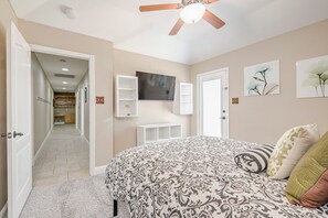 6 bedrooms, iron/ironing board, WiFi, bed sheets - Right at Home-Midland Sprawling Ranch House with Pool Cabana and Playground (Midland)