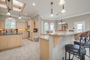 Microwave, oven, stovetop, dishwasher - Right at Home-Midland Sprawling Ranch House with Pool Cabana and Playground (Midland)