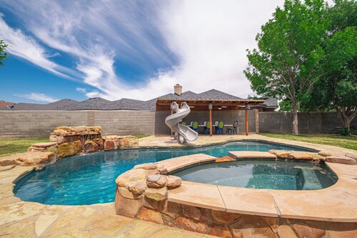 Right at Home-Midland Sprawling Ranch House with Pool Cabana and Playground