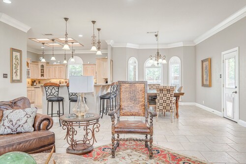 Right at Home-Midland Sprawling Ranch House with Pool Cabana and Playground