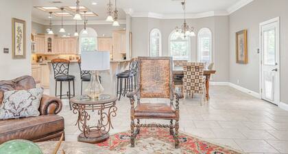 Right at Home-Midland Sprawling Ranch House with Pool Cabana and Playground