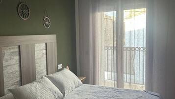 4 slaapkamers, een strijkplank/strijkijzer, reisbedje, gratis wifi