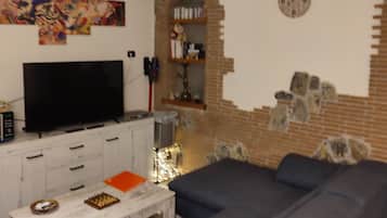 Family Apartment, Courtyard View | Living area