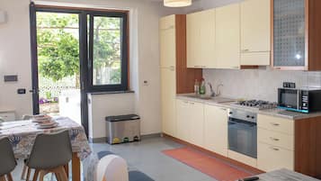 Family Apartment, Courtyard View | Private kitchen