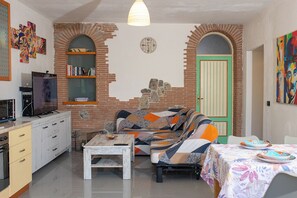 Family Apartment, Courtyard View | Living area
