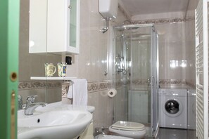 Family Apartment, Courtyard View | Bathroom | Shower, free toiletries, hair dryer, towels - Il Cortiletto  (Agerola)