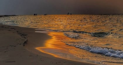 EASY STREET RETREAT! Private beach
