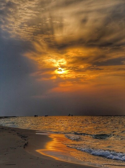 EASY STREET RETREAT! Private beach