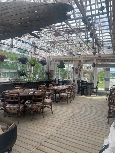 Private Cabin w/deck. 1 queen bed with opulent linens and comfort!