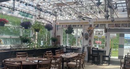 Private Cabin w/deck. 1 queen bed with opulent linens and comfort!