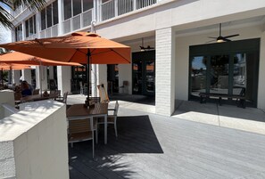 Outdoor dining - The Marina Sanctuary, Spectacular views, walking to Waterfront dining (Saint James)
