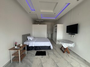 書桌、筆電工作空間、遮光布/窗簾、熨斗/熨衣板
