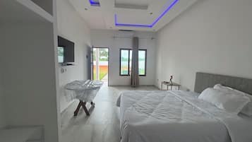Escritorio, espacio para trabajar con laptop y cortinas blackout